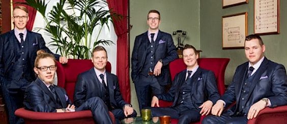 Sinitaivas altaassa vaatteet päällä   hieno kuva | tanssiin Fi