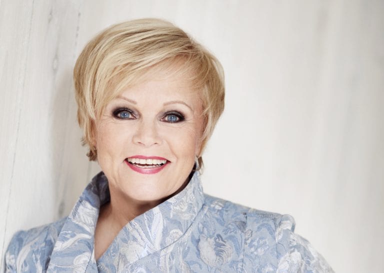 Paljastus katri helena vie tomminsa linnan juhliin timantit korvissaan | tanssiin Fi