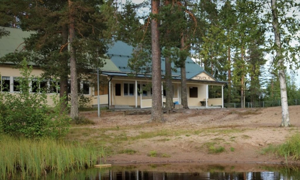 Toivolan lava järvenrannalla yöjärvi