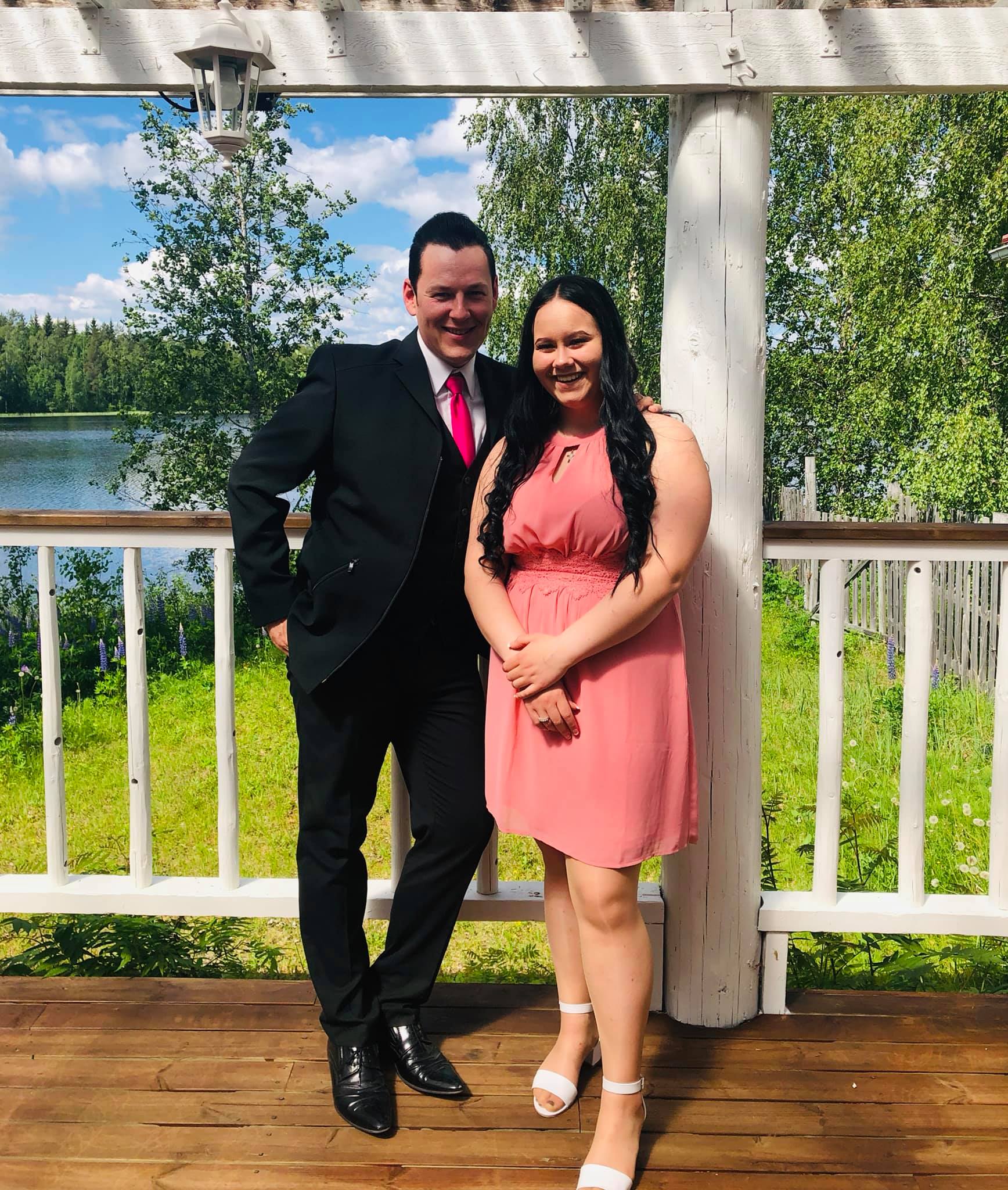 Kari Hirvonen Sofia Kari hirvonen riemuitsi tytär pääsi ripille katso onnea säteilevä yhteiskuva | tanssiin Fi