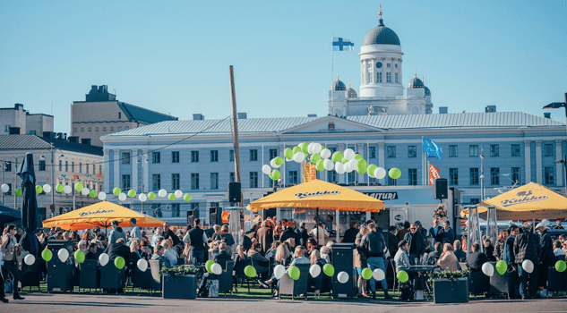 Kauppatorin Laituri Helsingin keskustassa pääsee tanssimaan ilmaiseksi kauppatorin lauantaitanssit alkoivat | tanssiin Fi