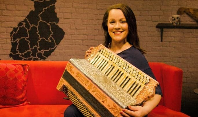 Heidi pakarinen juontaa suoran harmonikkakisan tvssä ei pelkoa en tartu hanuriin | tanssiin Fi