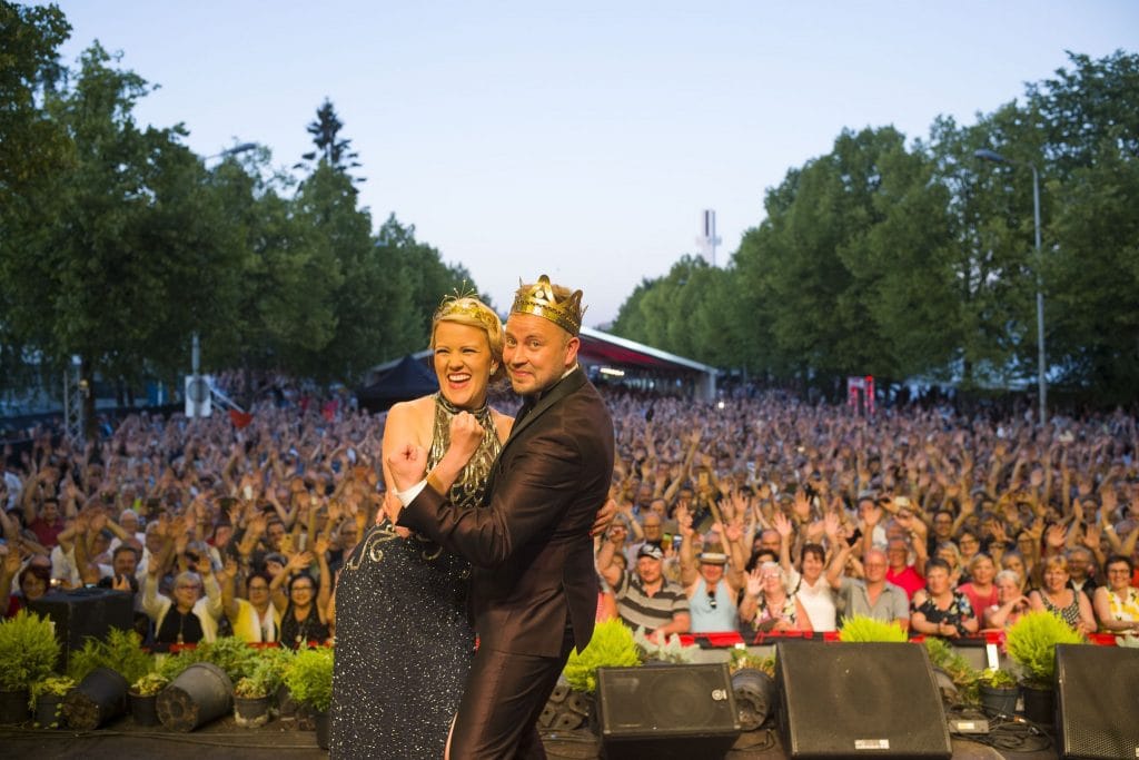 Yllätys Saana sassali palaa tanssilavoille  karsii hoitajan töitä musiikin tieltä | tanssiin Fi