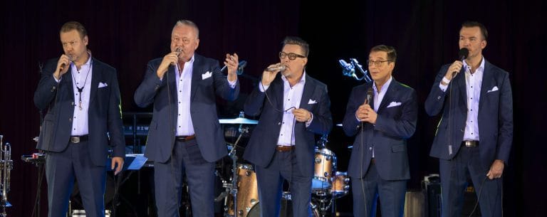 Finlanders-viisikko lavalla