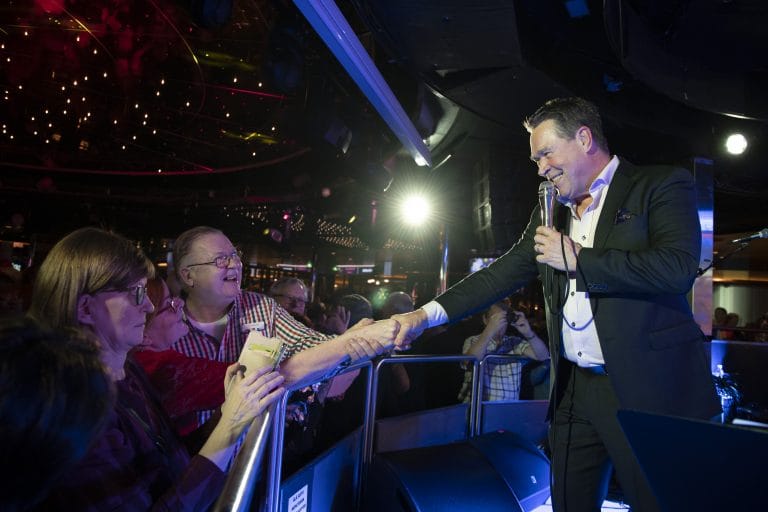 Markku Aro kättelee lavalta yleisöä.