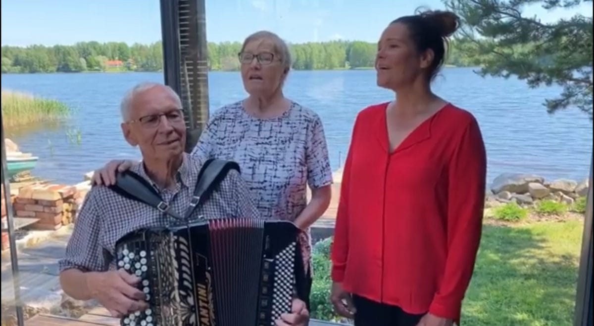 Juhannuksen ihanin video Eija kantola laulaa vanhempiensa kanssa kiitos laulun lahjasta | tanssiin Fi