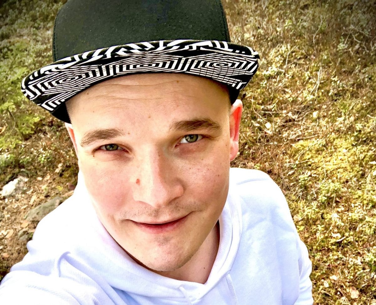 Jarno itkonen keikkailee palvelutaloissa vien musiikin ilosanomaa yksinäisille vanhuksille | tanssiin Fi