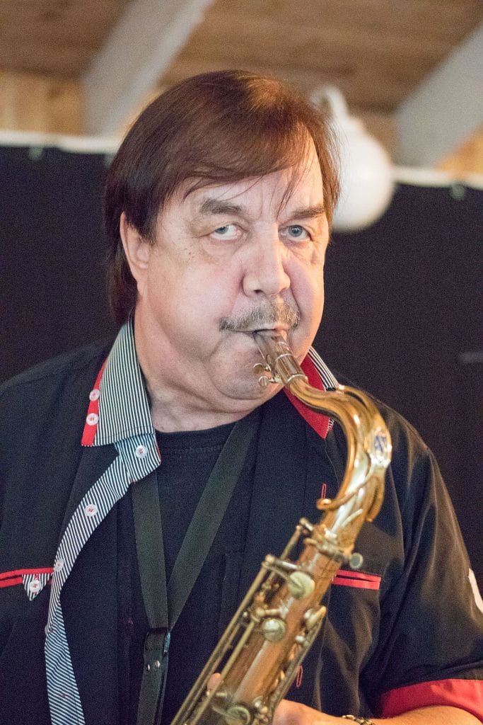 Tulipunaruusut pitkälle keikkatauolle  fonisti kari tanssittanut yli 50 vuotta | tanssiin Fi