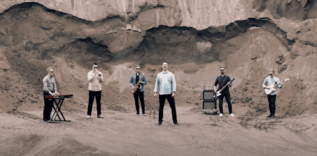 Sinitaivaan uutuusvideo kuvattiin erikoisessa miljöössä paikka löytyi facebookin kautta  katso | tanssiin Fi