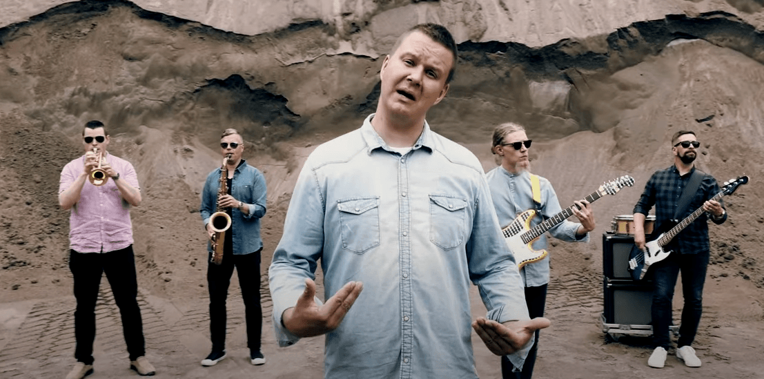 Sinitaivaan uutuusvideo kuvattiin erikoisessa miljöössä paikka löytyi facebookin kautta  katso | tanssiin Fi