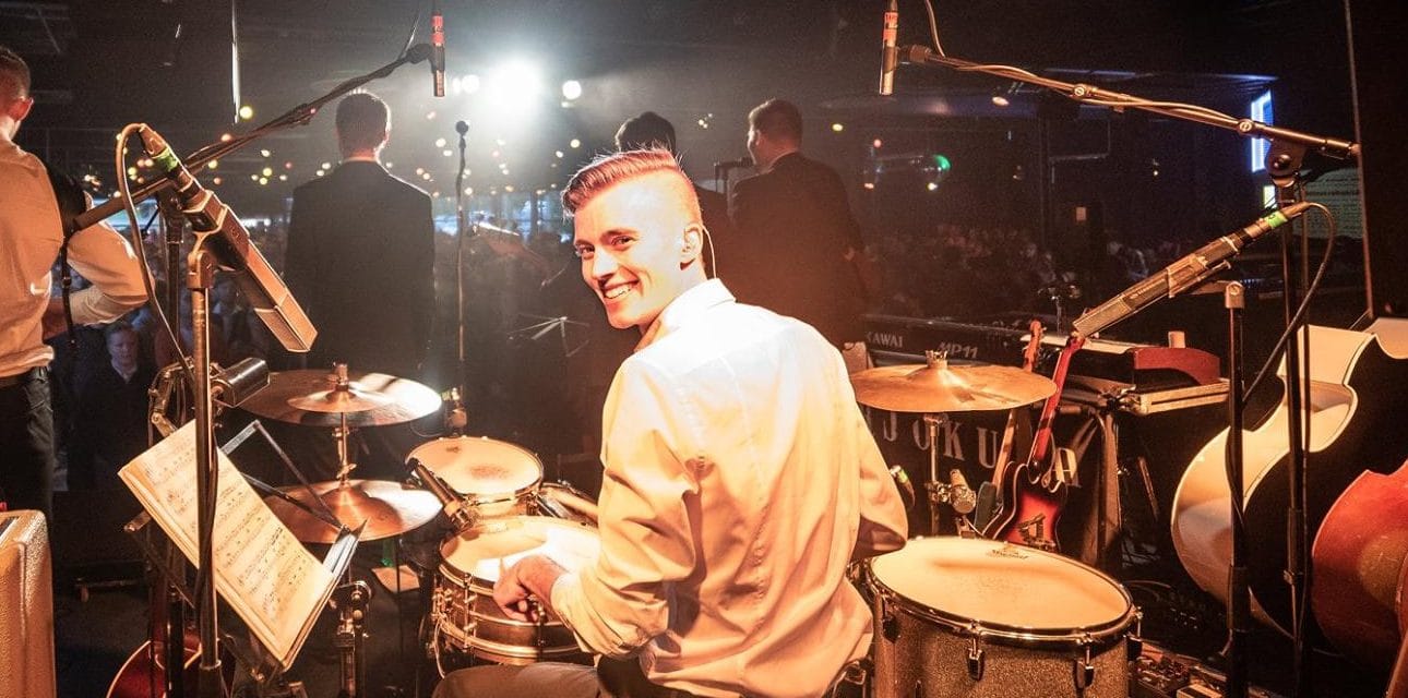 Eero Nummela-rumpali Komiat Tanssiin Fi sai aivan tuoreita kuulumisia voitokkaan vapunvieton keskeltä komiat orkesterilta | tanssiin Fi