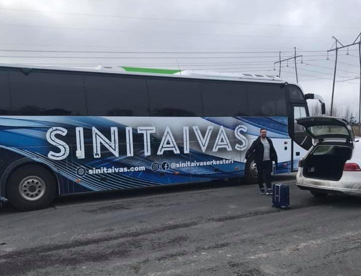 Innokkaat fanit karkasivat suosikkiyhtyeen bussista | tanssiin Fi