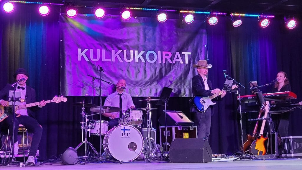 Kulkukoirat  koskettava ja mukaansatempaava laulunäytelmä syvälahden lavalla kangasniemellä | tanssiin Fi