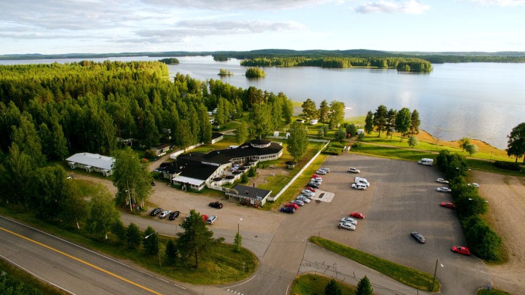 Osta oma tanssilava Hojo hojo pantiin myyntiin  tähän hintaan irtoaa kolme hehtaaria järven rannalla | tanssiin Fi