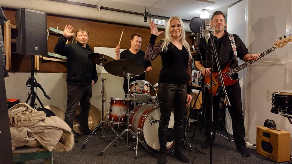 Johanna ja Tunturitähti Lavatähtiprinsessa johanna rantsi teki paluun olin pavin tansseissa jo 5 vuotiaana | tanssiin Fi