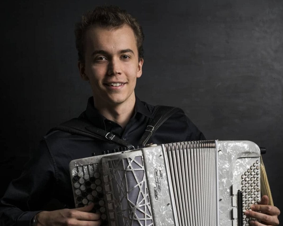 Komiat aleksi on vuoden harmonikkataiteilija erinomainen esikuva nuorille  katso upeat videot | tanssiin Fi