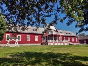 Koivuniemen herran farmi päätalo