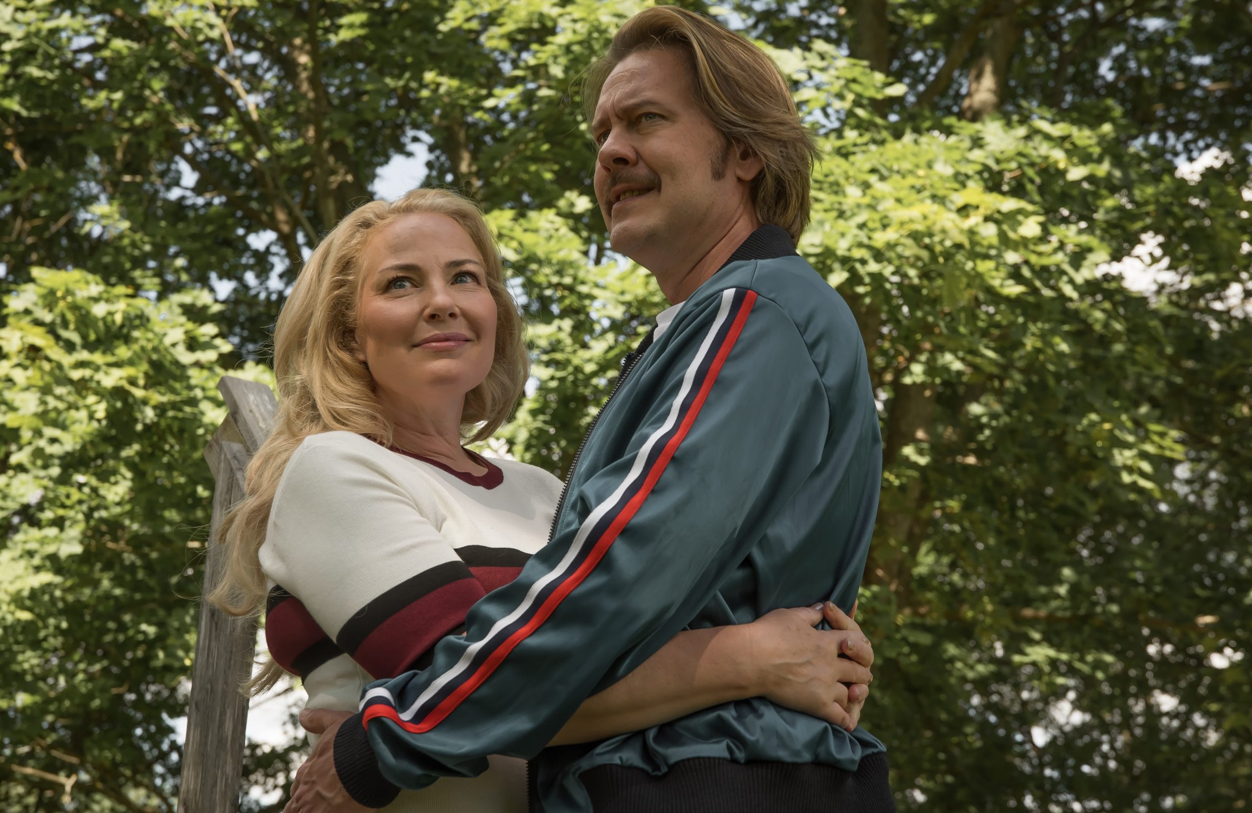 Tosielämän aviopari tulkitsee kari tapiota ja pia vaimoa  tutut hitit soivat taas | tanssiin Fi