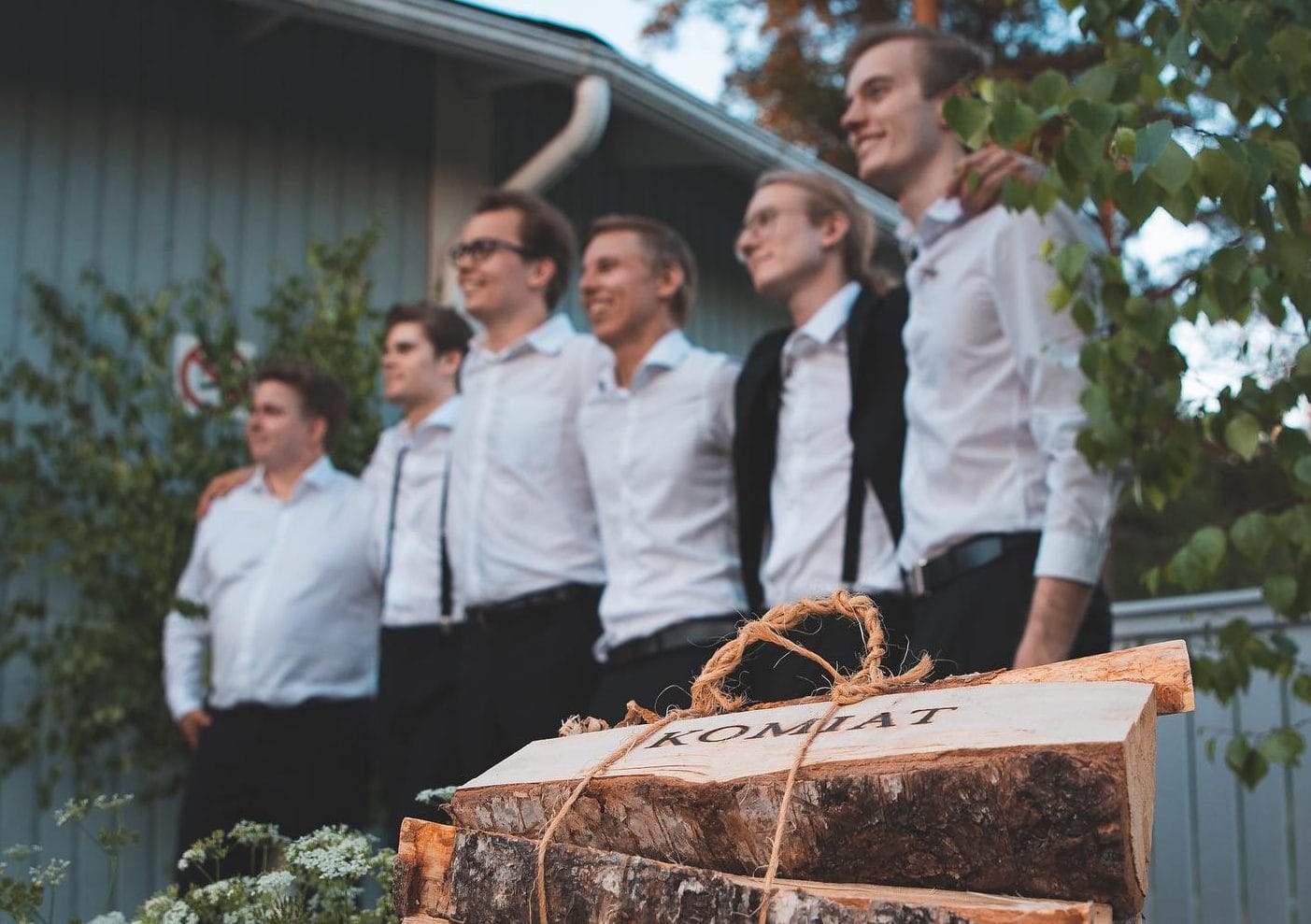 Juhannusbiisi Komiat sekoittaa pakkaa maalaisromanttisella uutuudellaan | tanssiin Fi