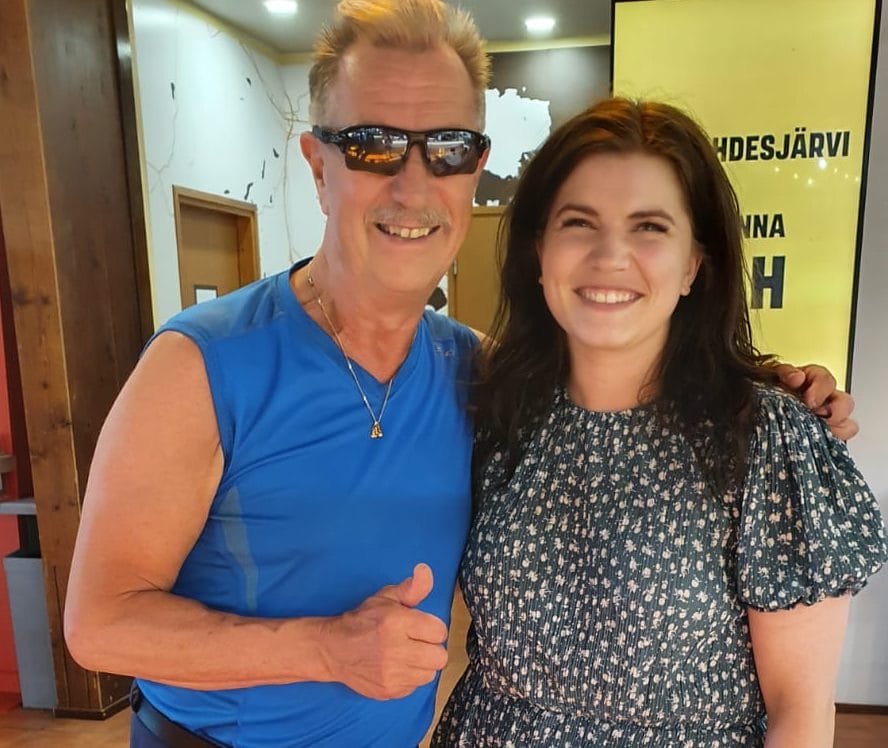 Lasse Hoikka ja Suvi Teräsniska Lasse hoikka lahjoi pientä suvi teräsniskaa se souvarit kasetti on vieläkin tallessa | tanssiin Fi