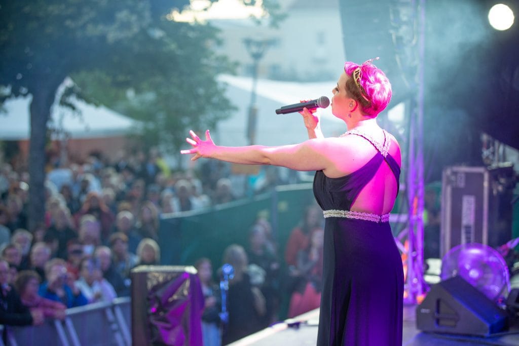 Heta Halonen laulaa katulavalla 9.7.22 Video heta jännittää ensikeikkaa keijo pitää jalan teurastamon oven raossa | tanssiin Fi