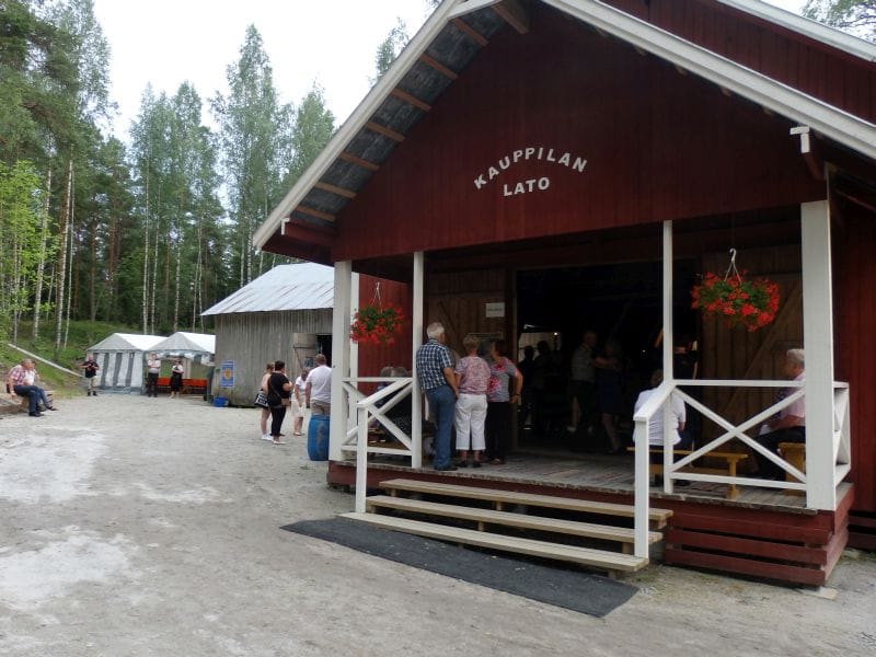 Raatalan humpparallissa tanssitaan taas ympäri vuorokauden mukana iso liuta tanssitähtiä | tanssiin Fi