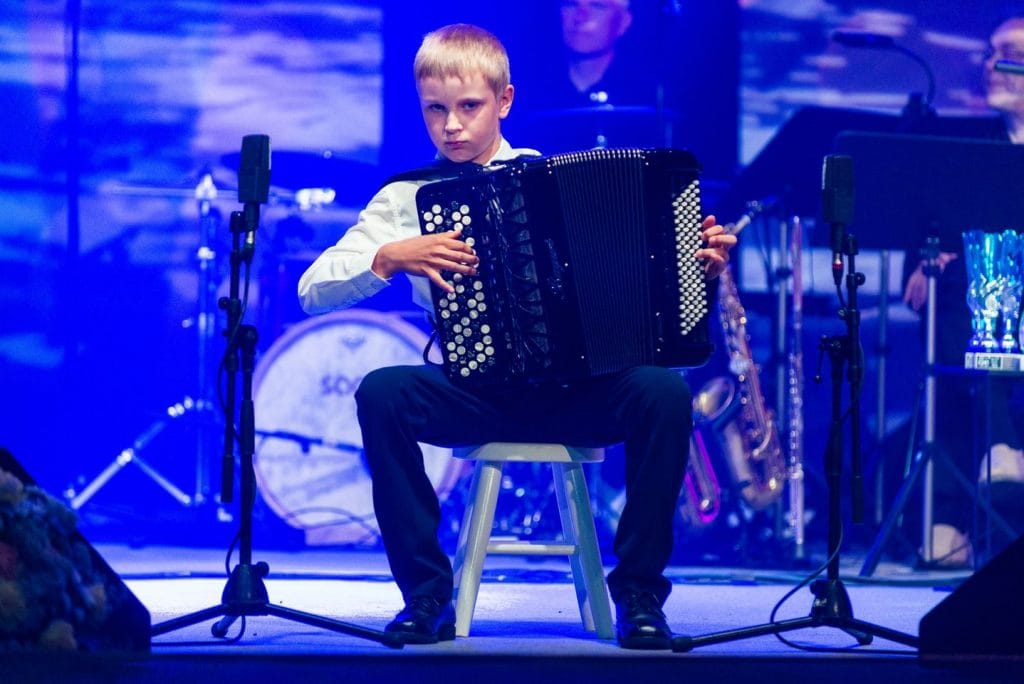 Kultaisen harmonikan voittanut ville vehkalahti 15 on maalaispoika  keksi kissoilleen ruokakoneen | tanssiin Fi