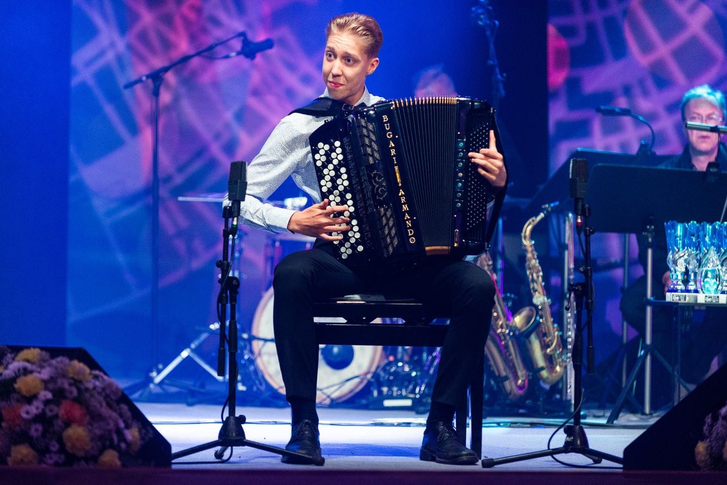 Kultaisen harmonikan voittanut ville vehkalahti 15 on maalaispoika  keksi kissoilleen ruokakoneen | tanssiin Fi