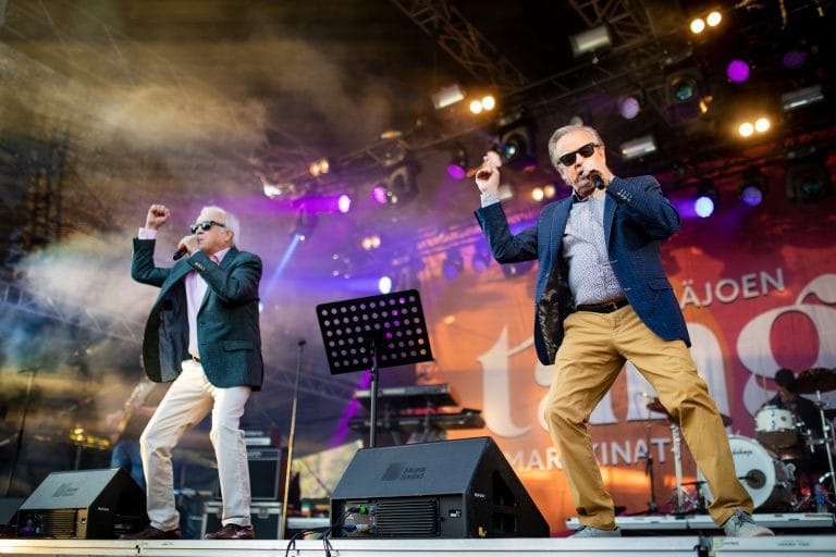 Matti ja Teppo esiintyvät Seinäjoen Tangomarkkinoilla kesällä 2022.