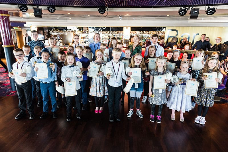 Kultaisen harmonikan voittanut ville vehkalahti 15 on maalaispoika  keksi kissoilleen ruokakoneen | tanssiin Fi