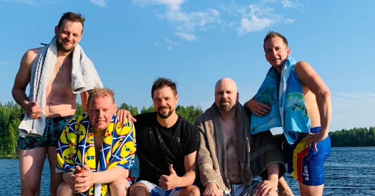 Taikakuu uimassa 2022