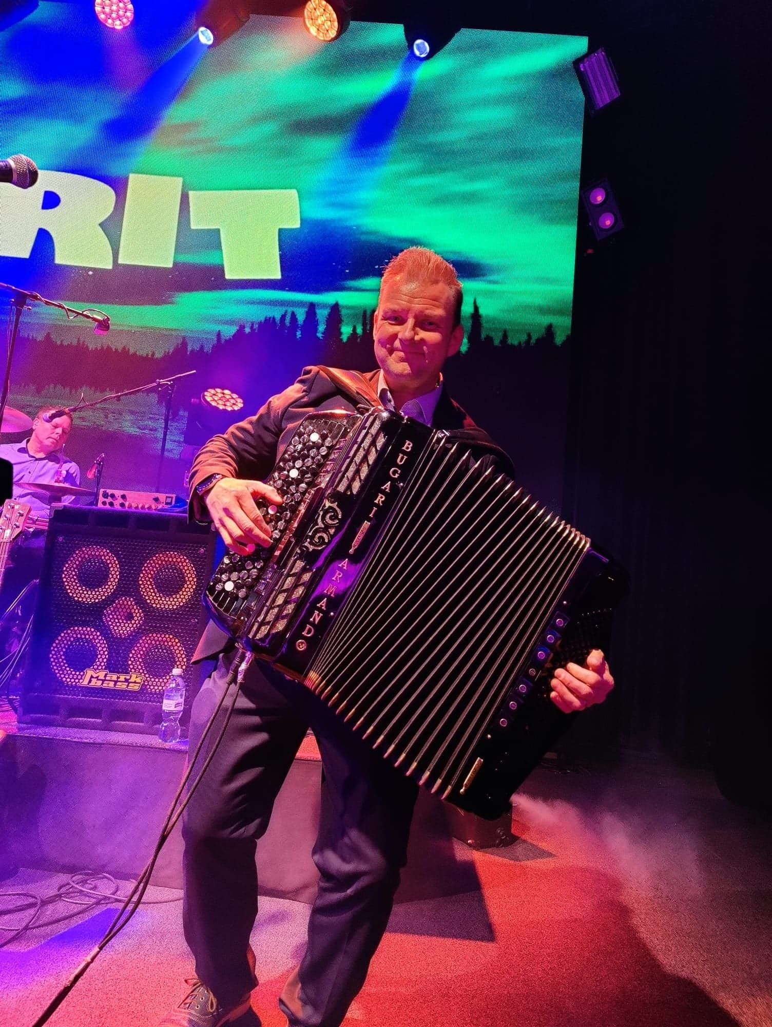 Erikoisvideo Hyppää lavalle lasse hoikan kanssa  tältä näyttää tanssimeno artistin silmin | tanssiin Fi