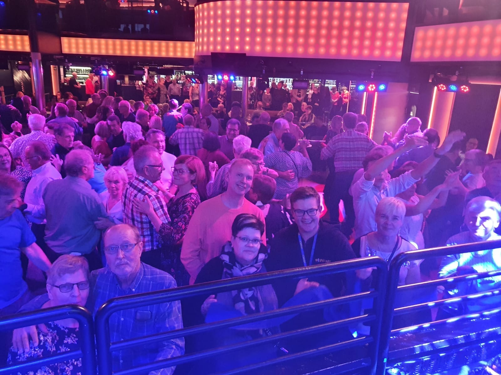 Erikoisvideo Hyppää lavalle lasse hoikan kanssa  tältä näyttää tanssimeno artistin silmin | tanssiin Fi