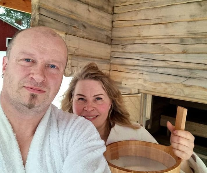 Erkki Räsänen ja Hanna Huttunen sauna 20222 Tangokuningas rakensi poliitikkovaimolleen erikoisen hienon savusaunan rantasauna ilman järveä | tanssiin Fi