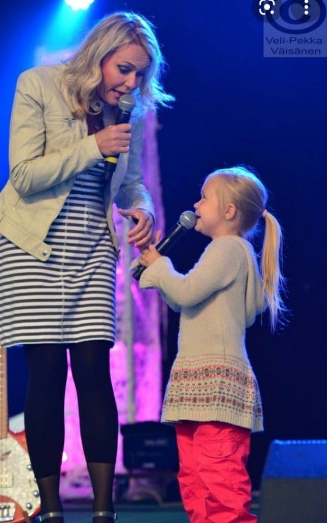 Liikuttunut sari tamminen kiittää tuesta halusin jäädä henkiin tyttäreni takia | tanssiin Fi