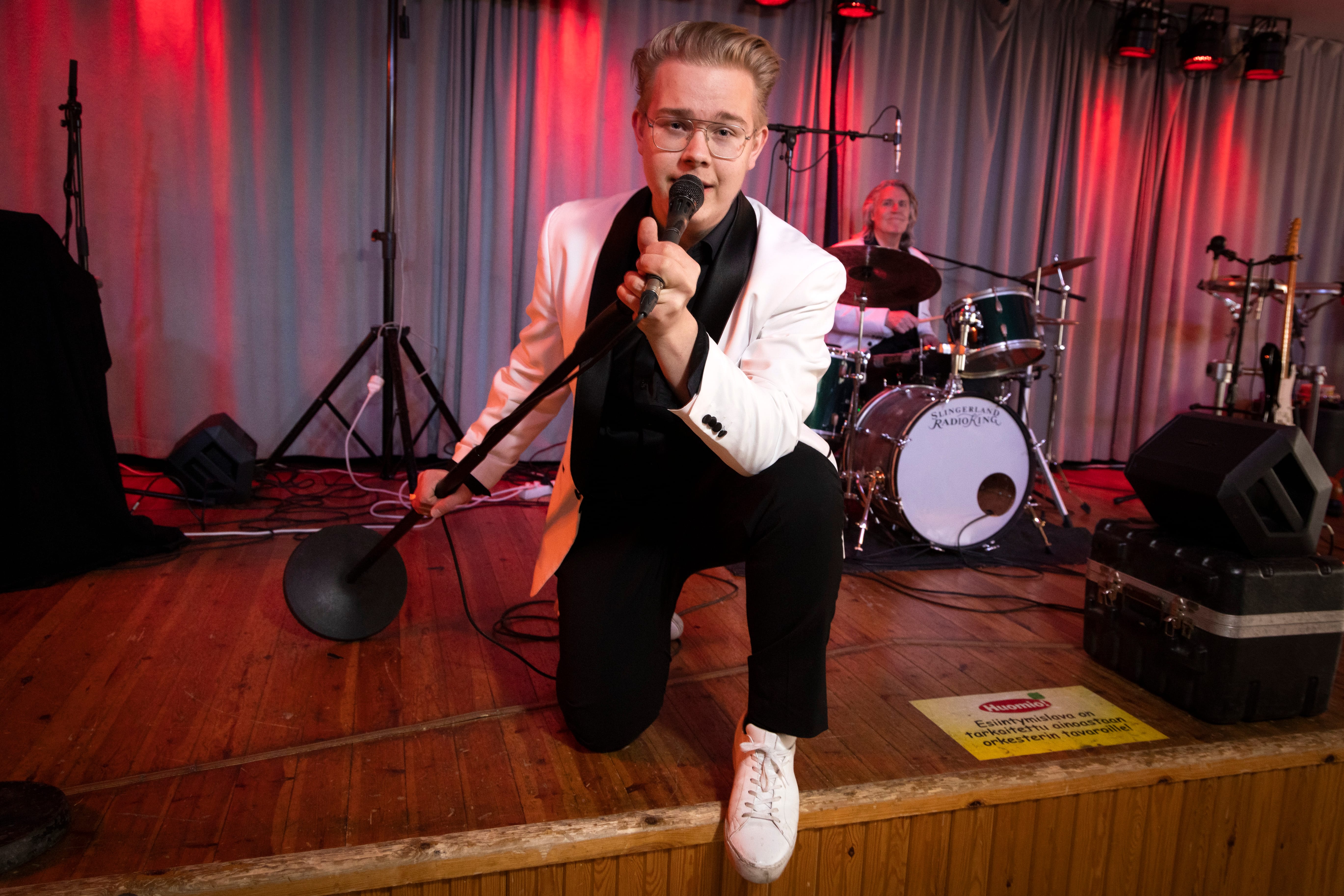 30 kiloa laihtunut pnp solisti henri jokinen 19 lykkäsi armeijaa haluan nyt laulaa | tanssiin Fi