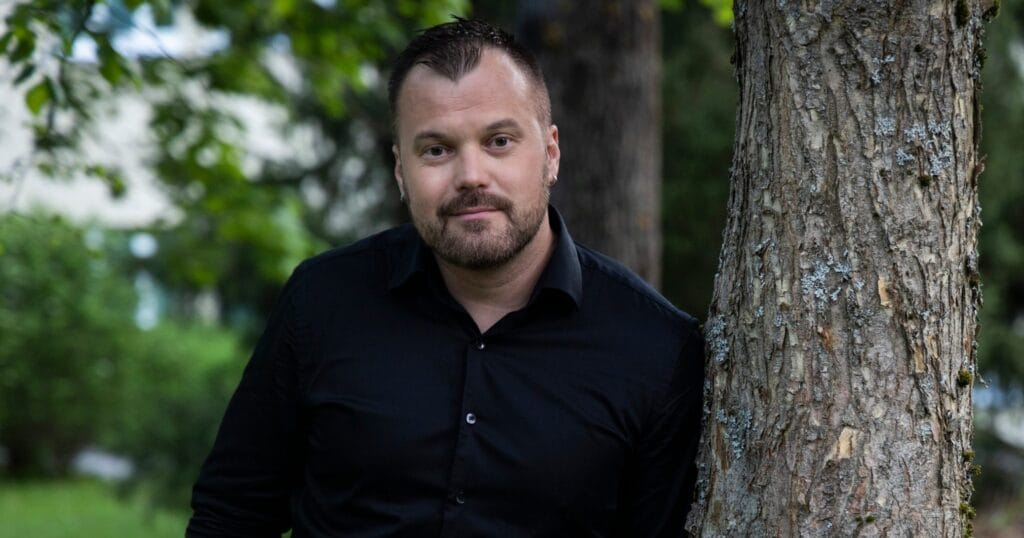 Heikki Koskelo puuta vasten 2023