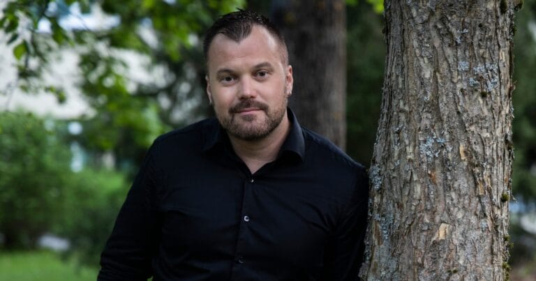 Heikki Koskelo puuta vasten 2023