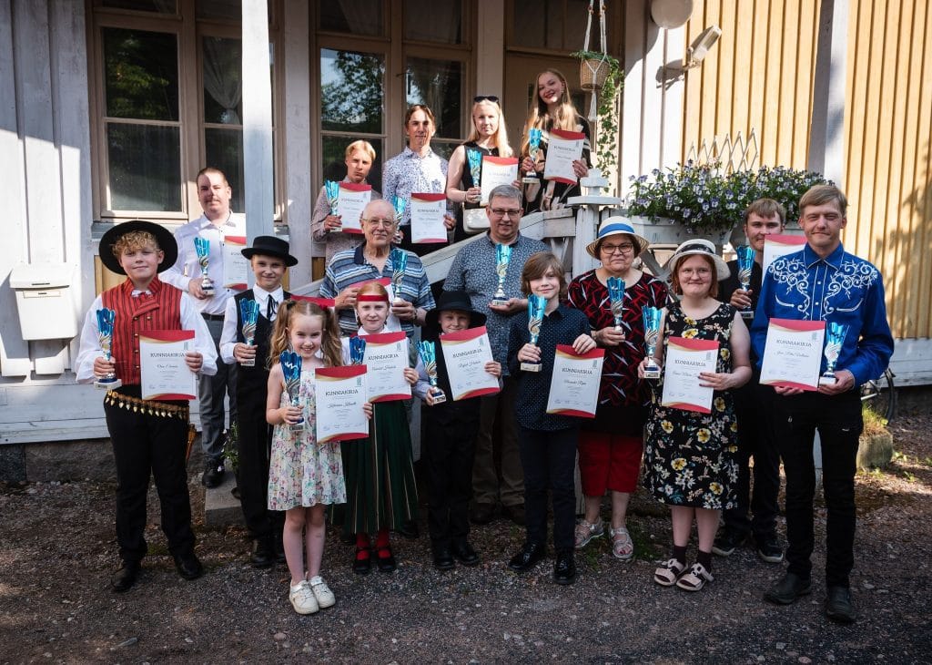 Tässä on suomen uusin pelimannimestari  haitaristi eveliina iloitsee voitostaan | tanssiin Fi