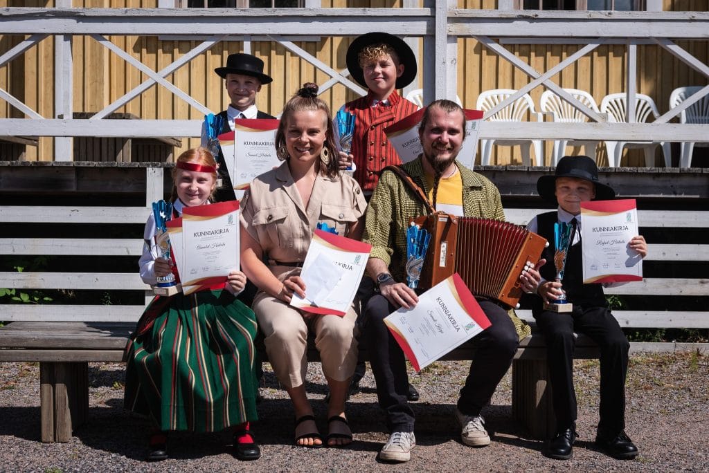 Tässä on suomen uusin pelimannimestari  haitaristi eveliina iloitsee voitostaan | tanssiin Fi