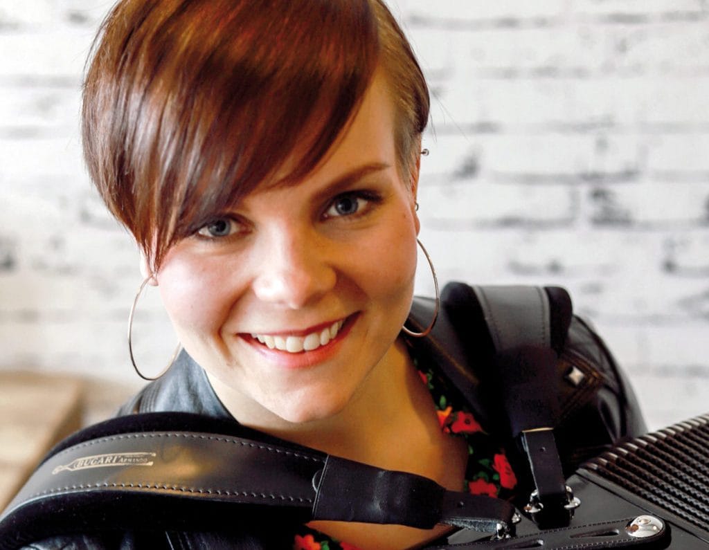 Tässä on suomen uusin pelimannimestari  haitaristi eveliina iloitsee voitostaan | tanssiin Fi