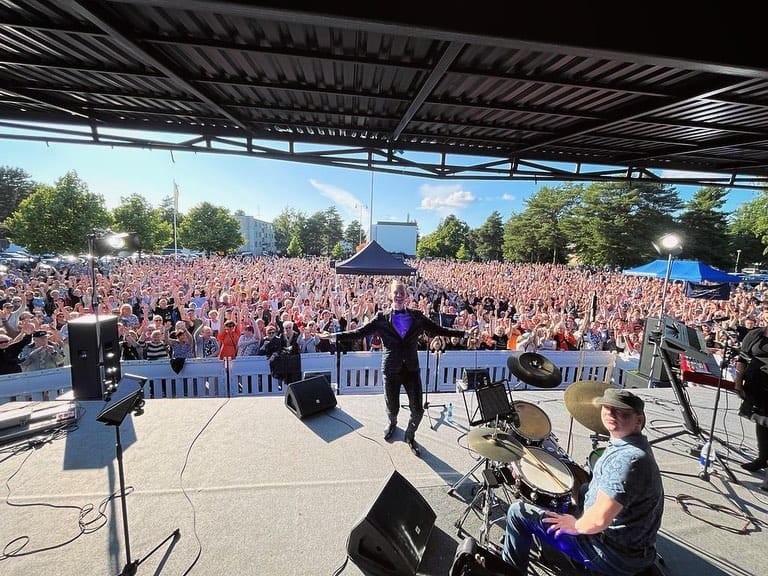 Kansa tungeksi juhlistamaan pasi flodströmiä  satumaa soi yhteislauluna | tanssiin Fi