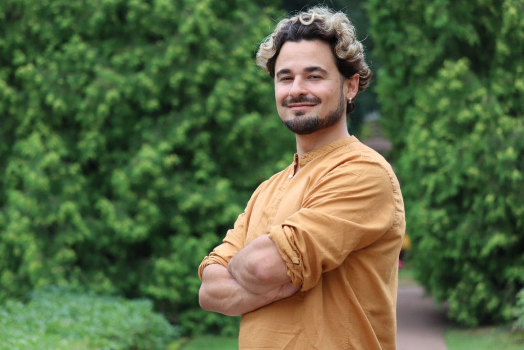 Amadeus kädet puuskassa