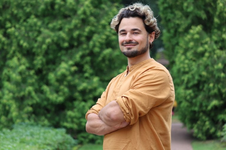 Amadeus kädet puuskassa