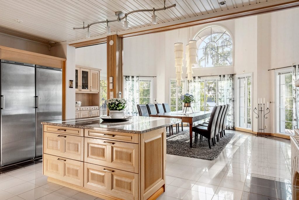 Jari sillanpää myy hulppeaa herraskartanoaan versacen laattaa ja kotikylpylä  katso kuvat | tanssiin Fi