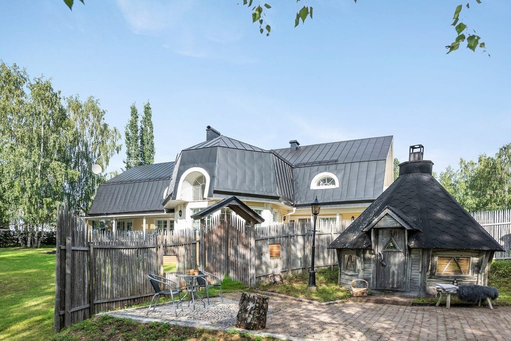 Jari sillanpää myy hulppeaa herraskartanoaan versacen laattaa ja kotikylpylä  katso kuvat | tanssiin Fi