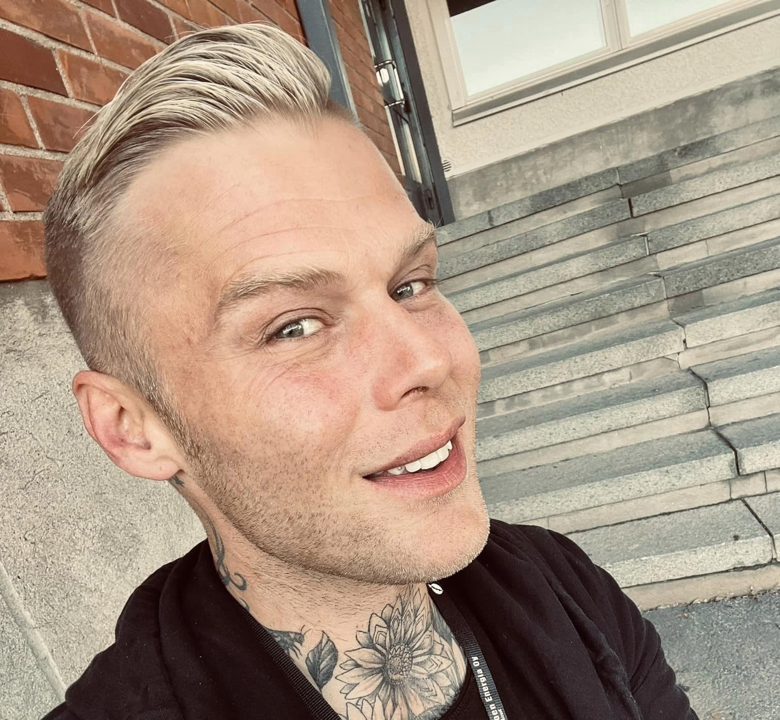 Aki samuli pääsi jorma uotisen syliin täyttä törinää  katso riemukas kuva | tanssiin Fi