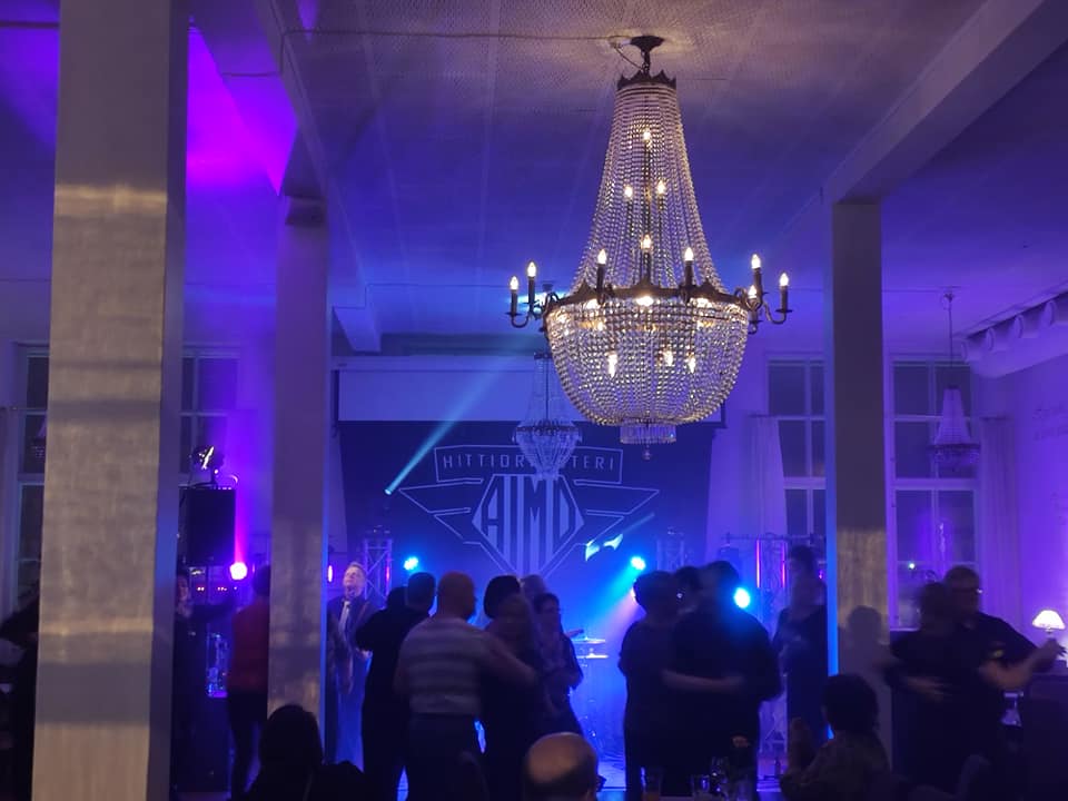 Varkaudessa uidaan vastavirtaan historiallisessa ravintolassa aletaan tanssia | tanssiin Fi