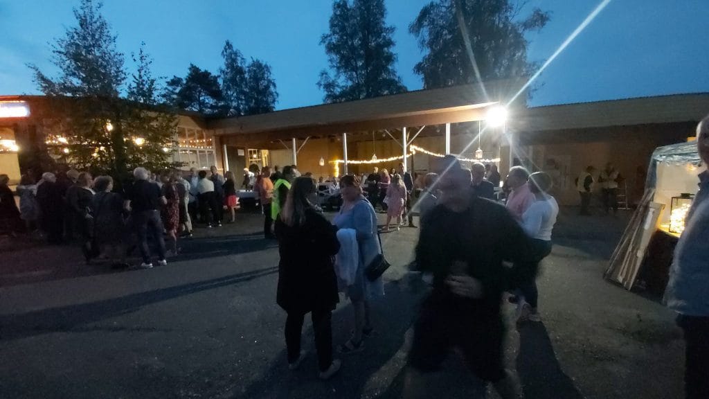 Näin paljon sari tammisen järjestämät tanssit toivat rahaa hyväntekeväisyyteen | tanssiin Fi