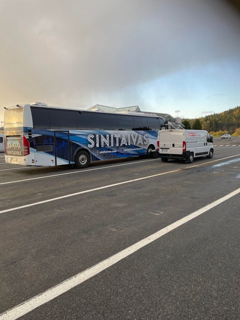 Sinitaivaan keikkamatkalla ikävä tilanne  kuski havaitsi hajun ajoissa | tanssiin Fi